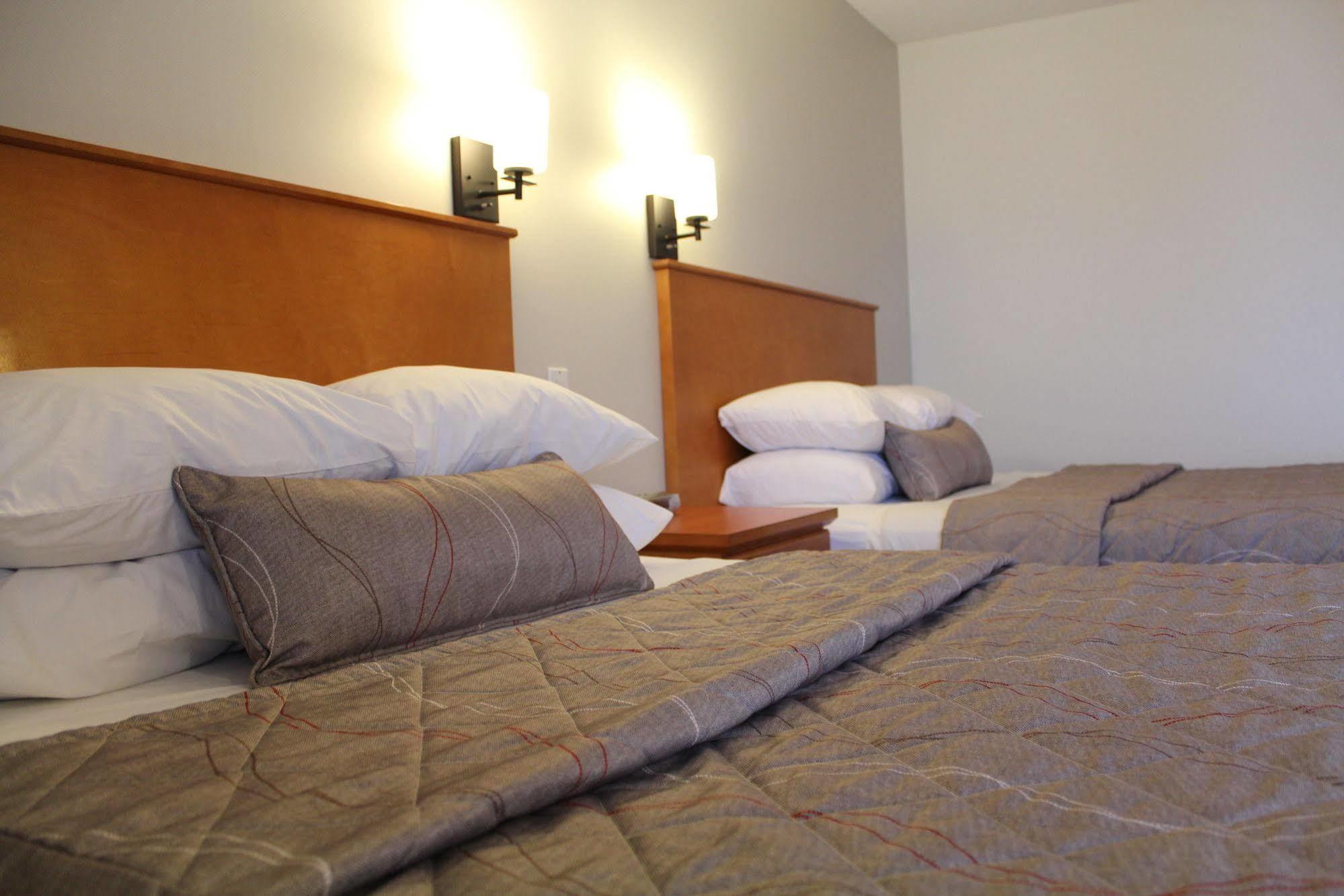 Maverick Motor Inn And Waterslide Kamloops Buitenkant foto
