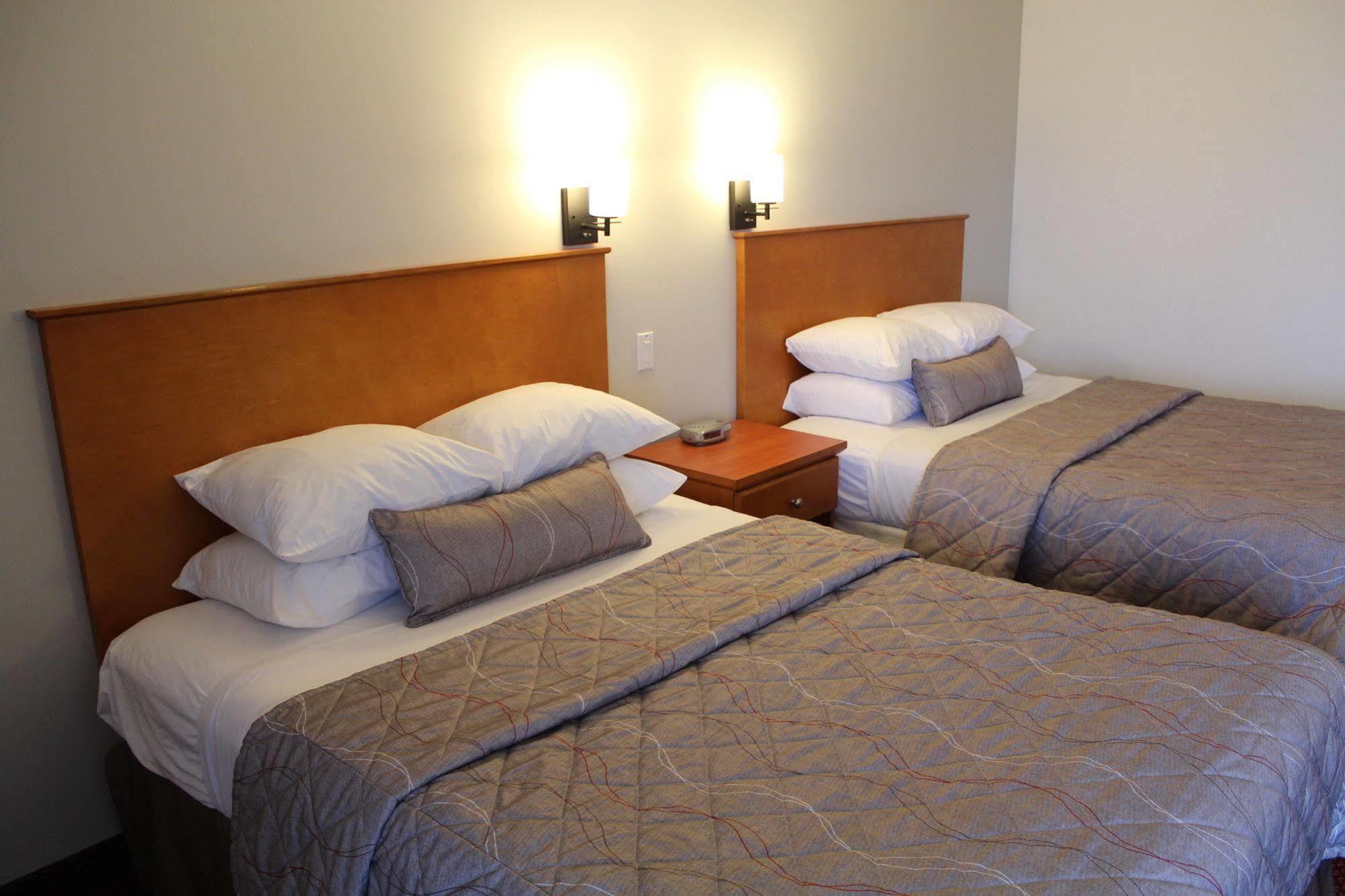Maverick Motor Inn And Waterslide Kamloops Buitenkant foto