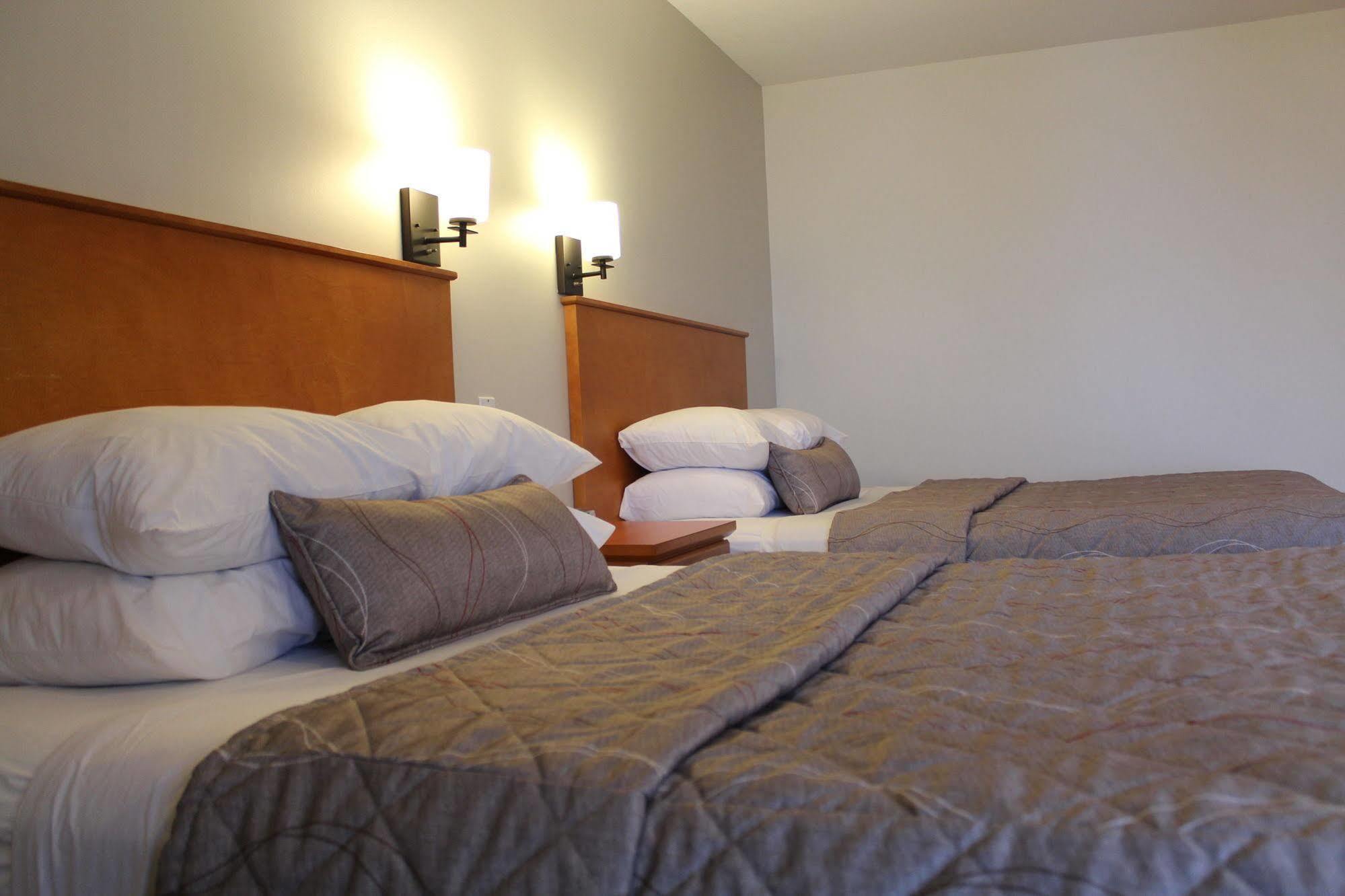 Maverick Motor Inn And Waterslide Kamloops Buitenkant foto